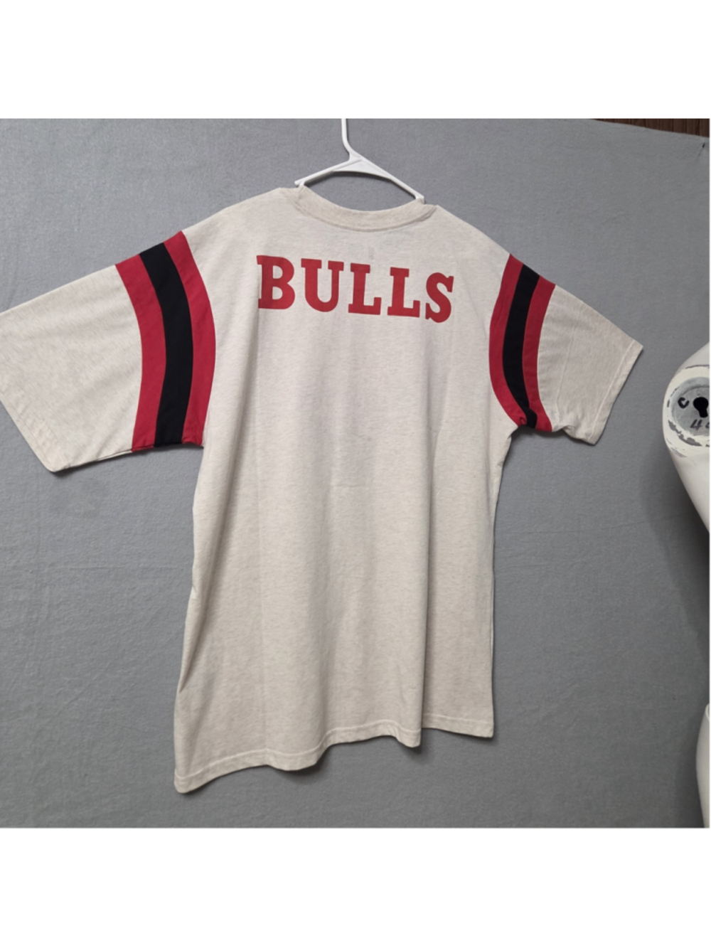 Men's Chicago Bulls Graphic T-Shirt, Beige and Red, Size medium